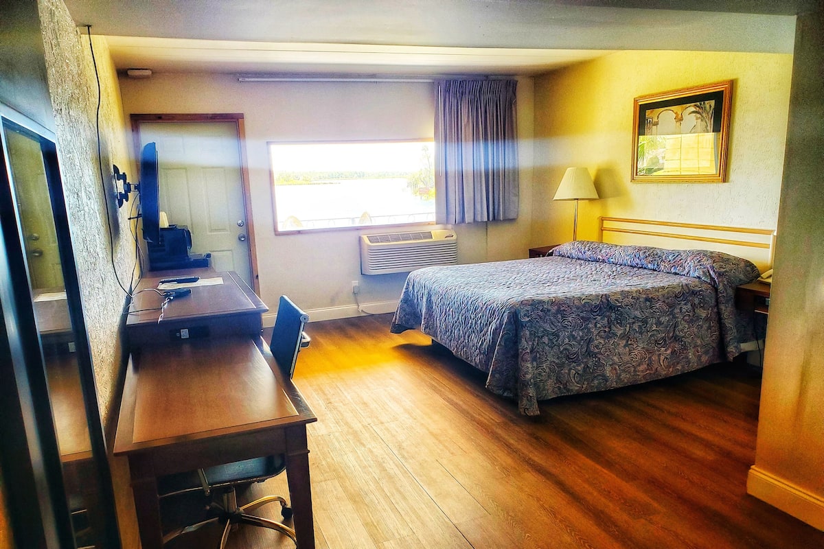 Standard Room, 1 King Bed | Free WiFi, bed sheets