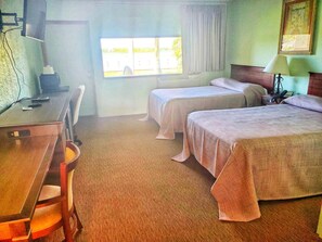 Free WiFi, bed sheets - The Port Hotel & Marina (Crystal River)