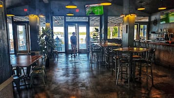 供應午餐和晚餐,海灘景觀