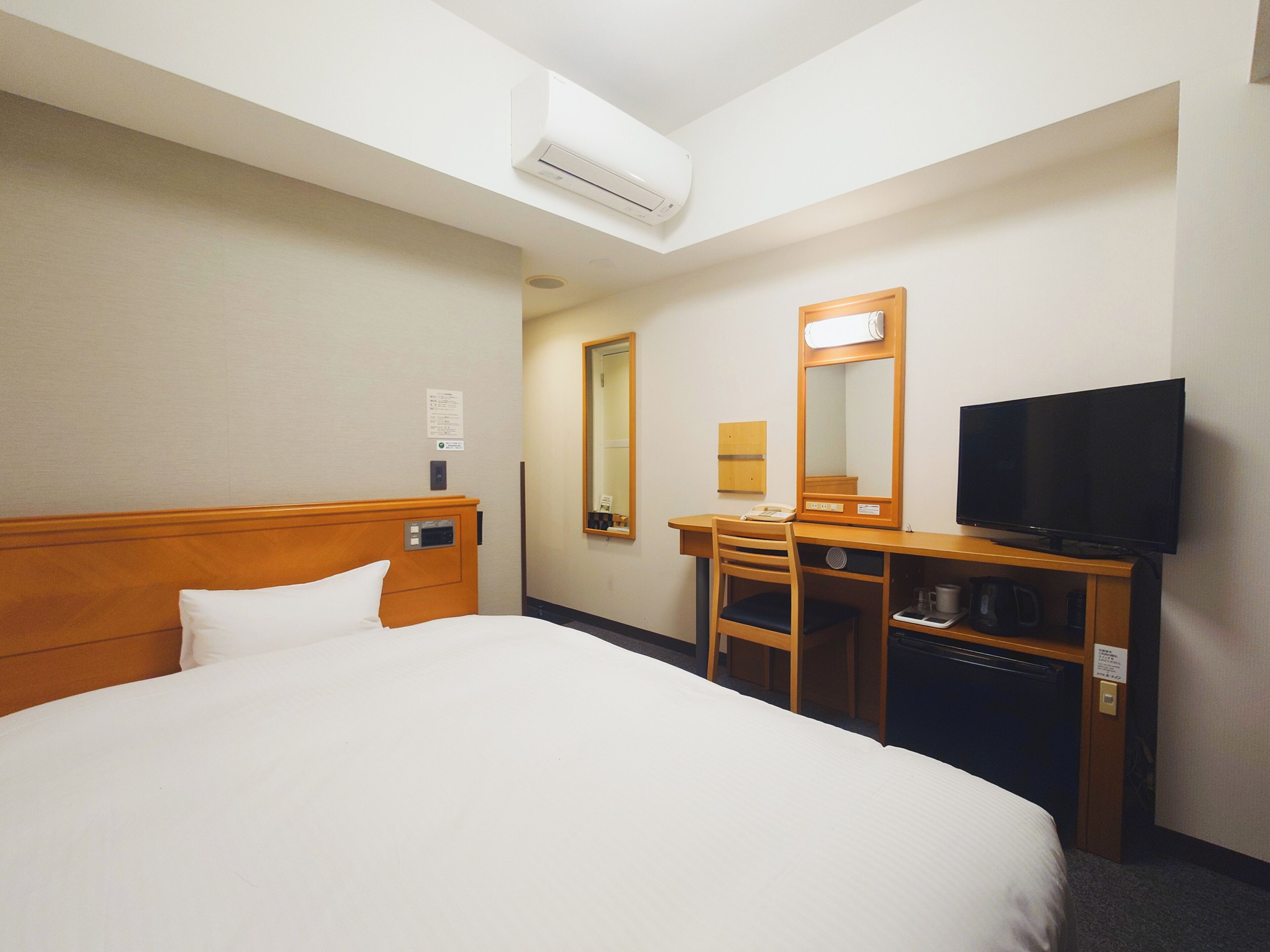 Escritorio, wifi gratis y ropa de cama 