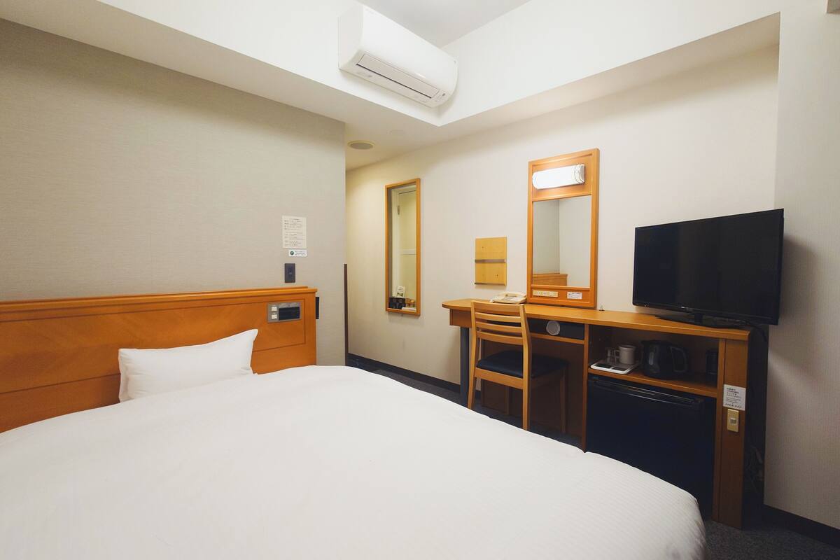 Escritorio, wifi gratis y ropa de cama