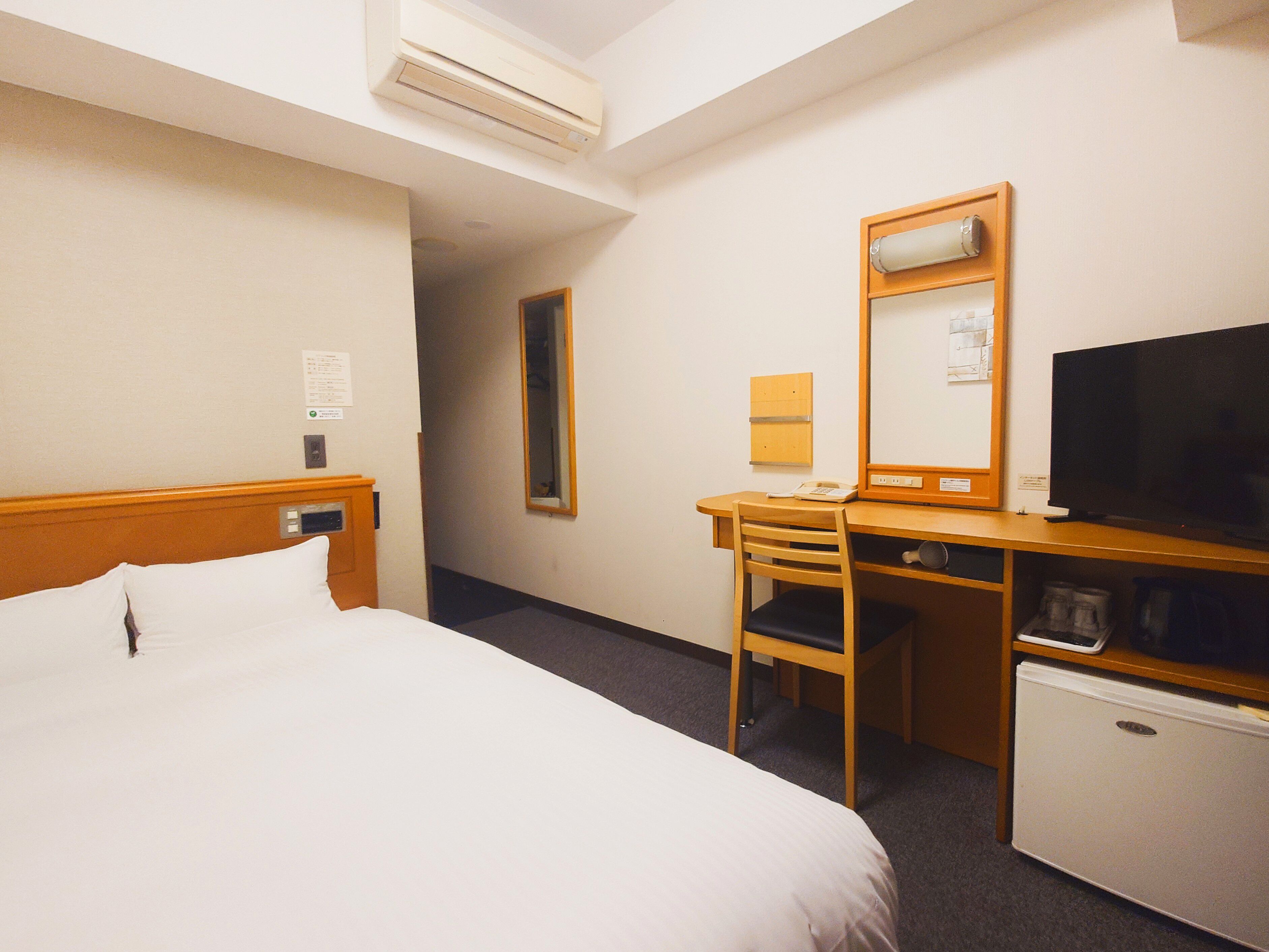 Escritorio, wifi gratis y ropa de cama 