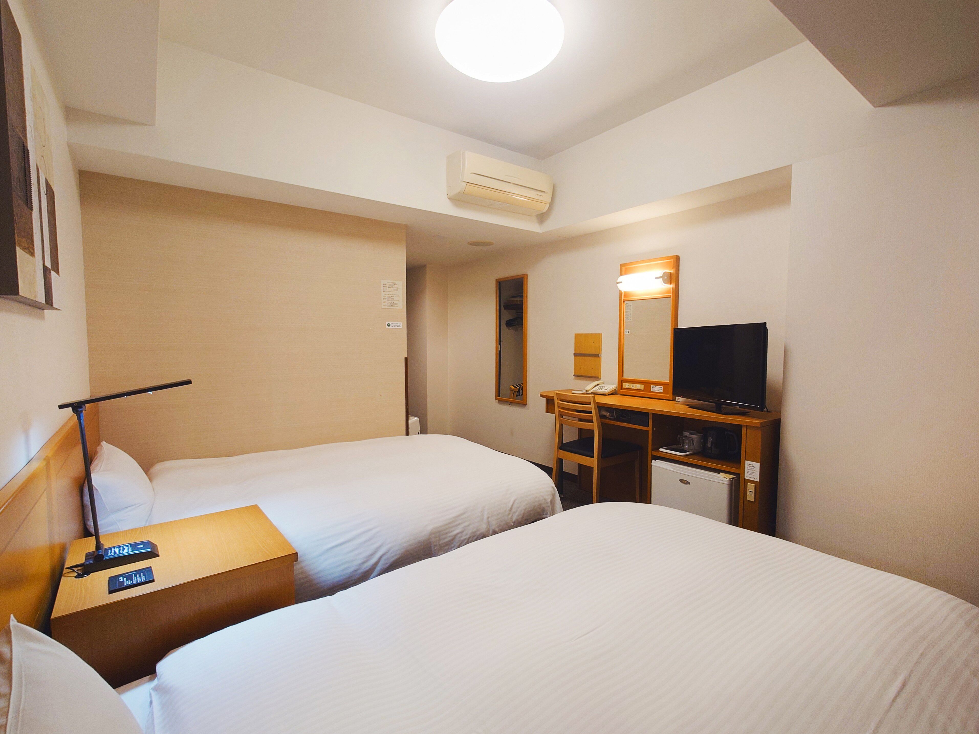 Escritorio, wifi gratis y ropa de cama 