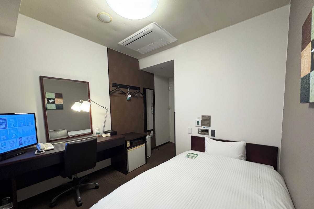 Desk, free WiFi, bed sheets