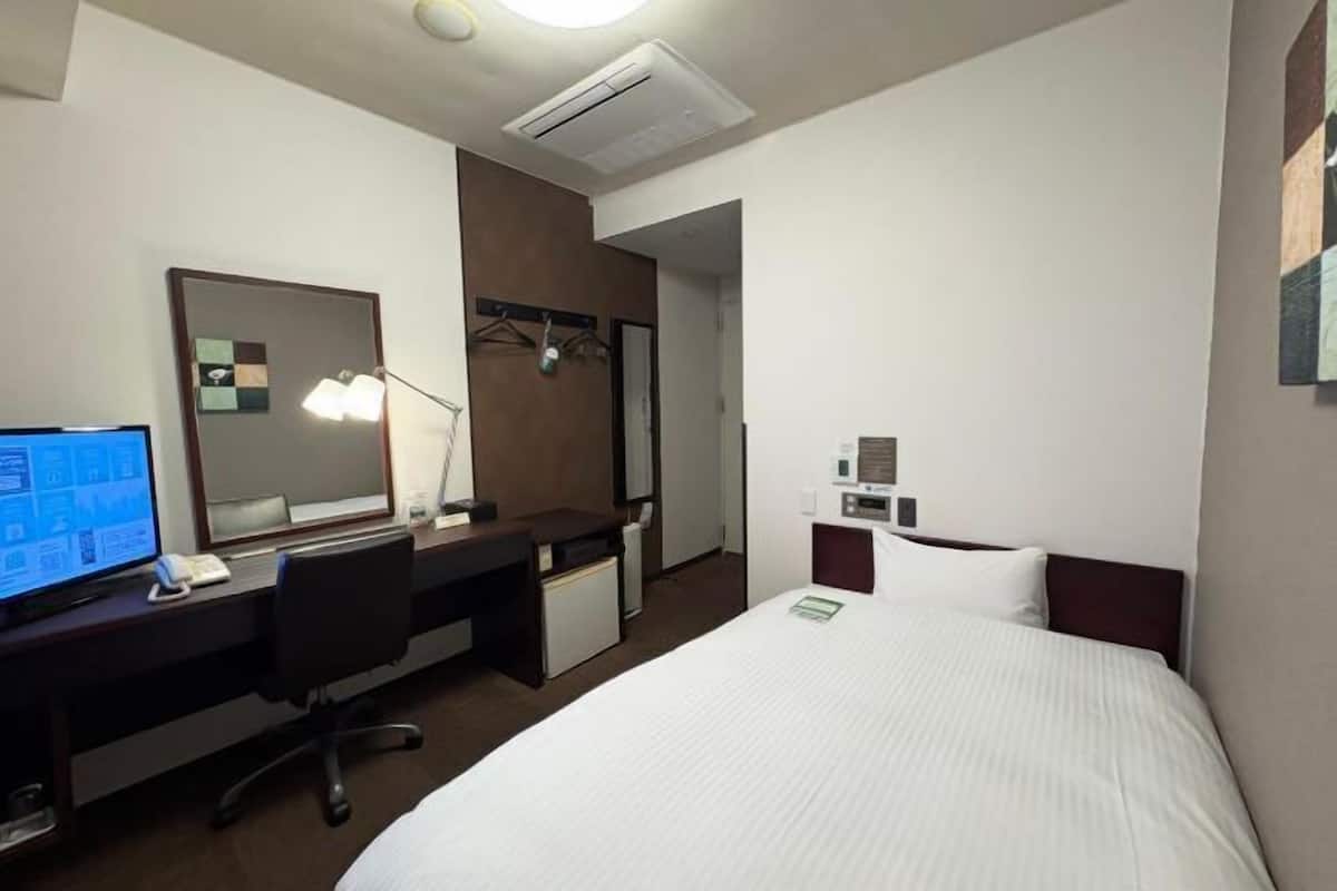 Desk, WiFi (free), bed sheets
