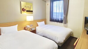 A hotel room with two beds, a nightstand with a lamp, a TV, and a window with curtains. - Hotel Route-Inn Shimada Yoshida Inter (Shimada)