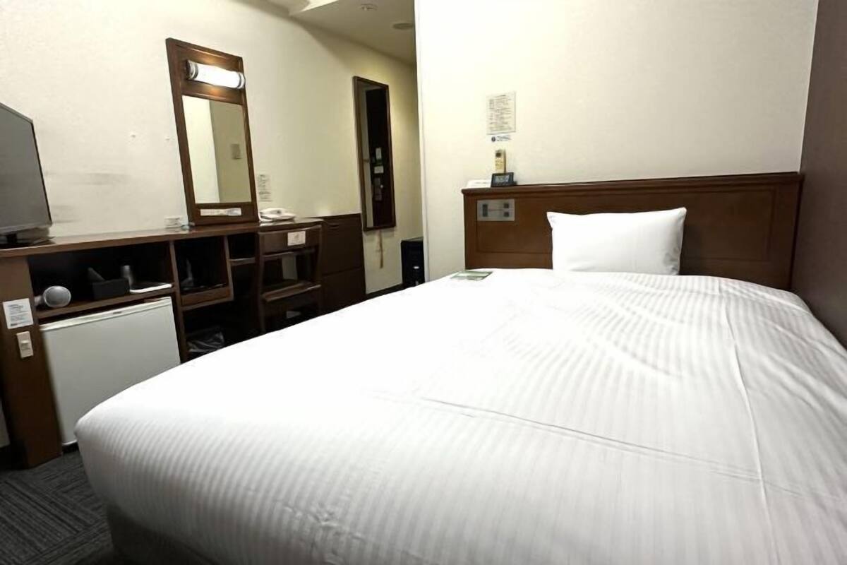 Desk, WiFi (free), bed sheets