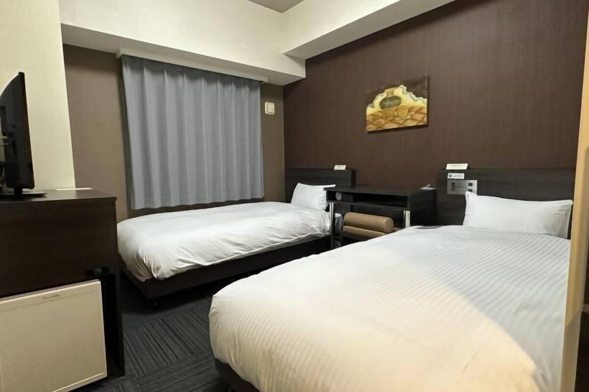 Desk, WiFi (free), bed sheets
