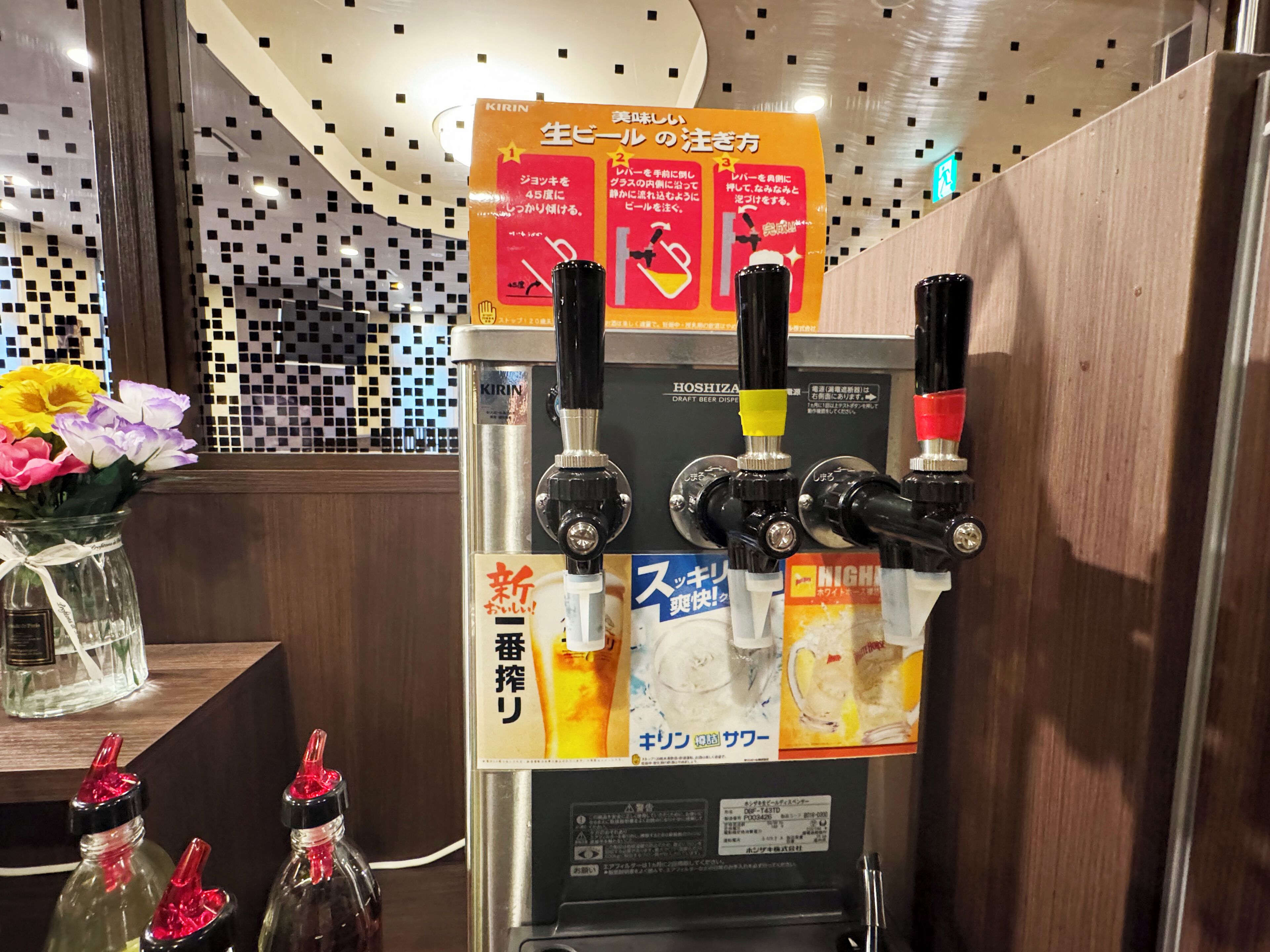 Een biertappinstallatie met meerdere tappunten en een bord erboven.
