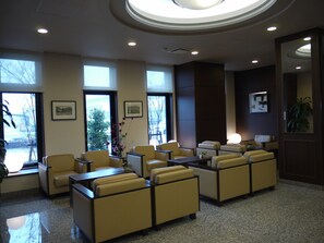 Lobby sitting area - Hotel Route Inn Gifu Hashima Ekimae (Hashima)