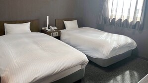 A hotel room with two beds, a bedside table with a phone and lamp, a painting on the wall, and a window with curtains. - Hotel Route-Inn Kakamigahara (Kakamigahara)