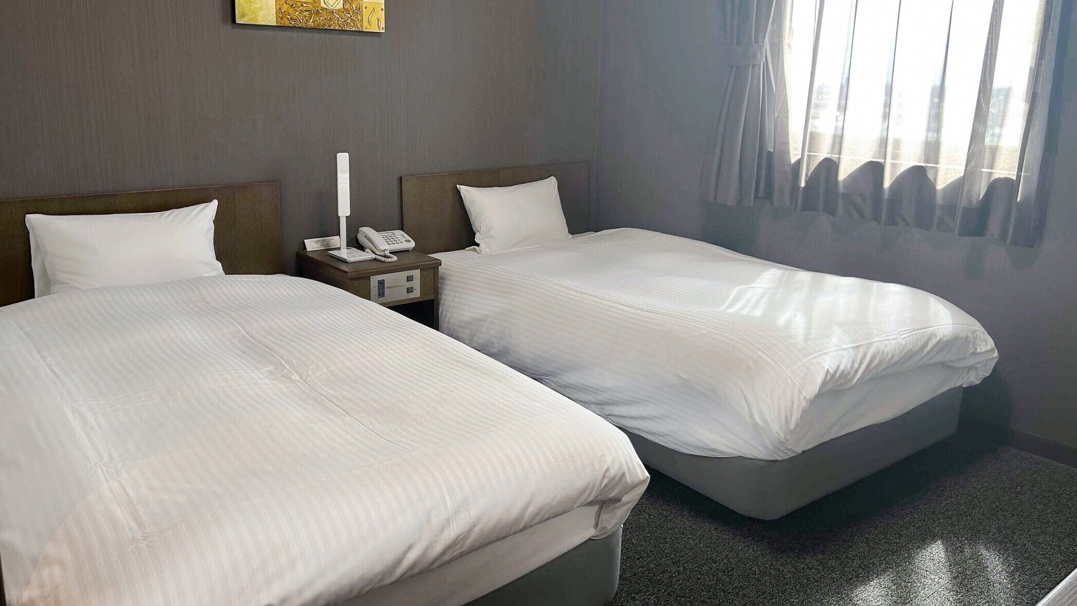 Escritorio, wifi gratis y ropa de cama 