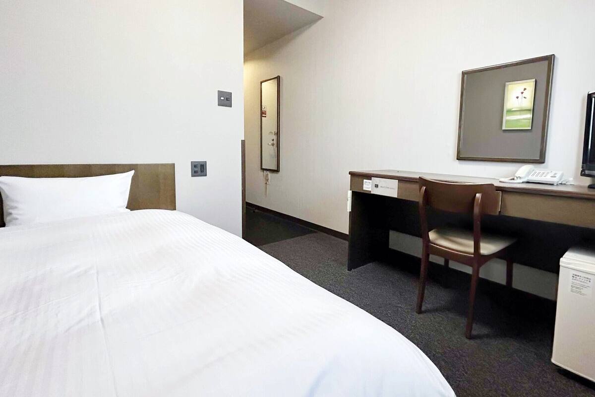 Desk, WiFi (free), bed sheets