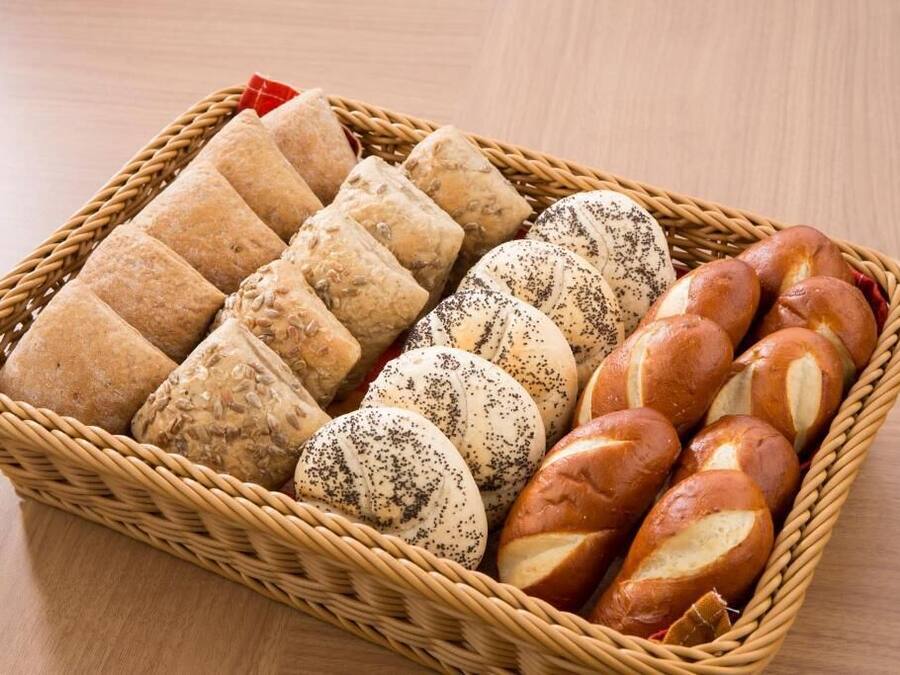 Een mand met verschillende soorten brood.