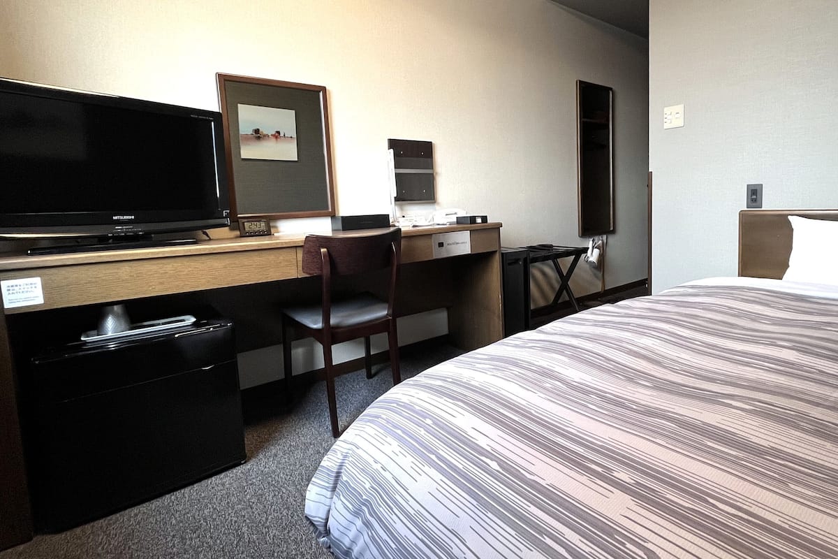 Desk, free WiFi, bed sheets