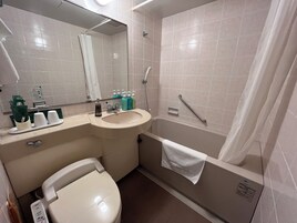Bañera con ducha, secador de pelo, pantuflas, toallas