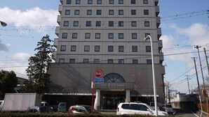 A multi-story hotel building with a sign indicating it is a hotel and a restaurant. - Hotel Route Inn Minokamo (Minokamo)