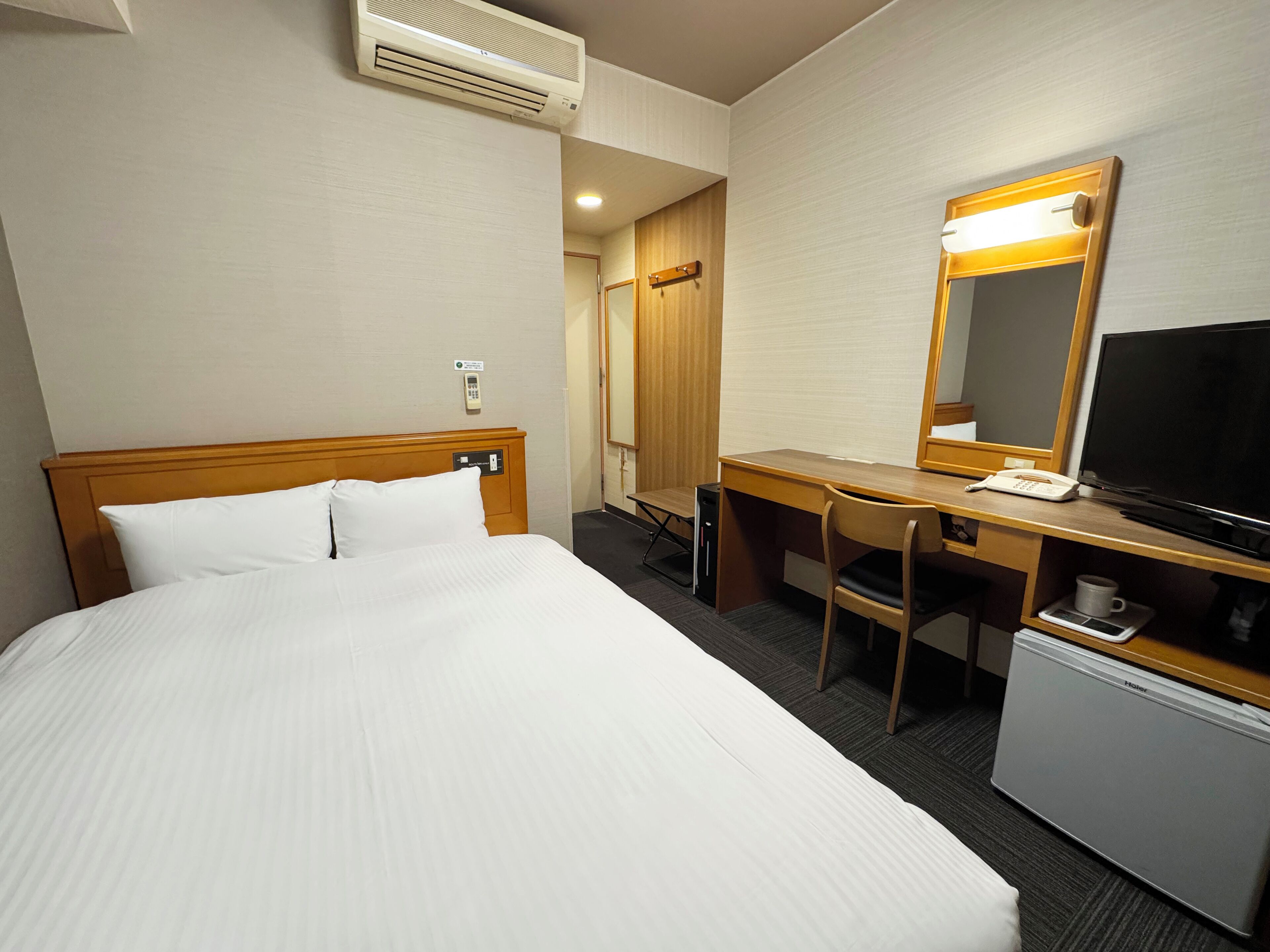 Meja, Wi-fi percuma, cadar katil 