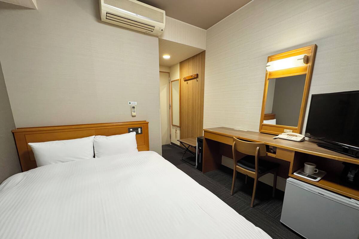 Desk, WiFi (free), bed sheets