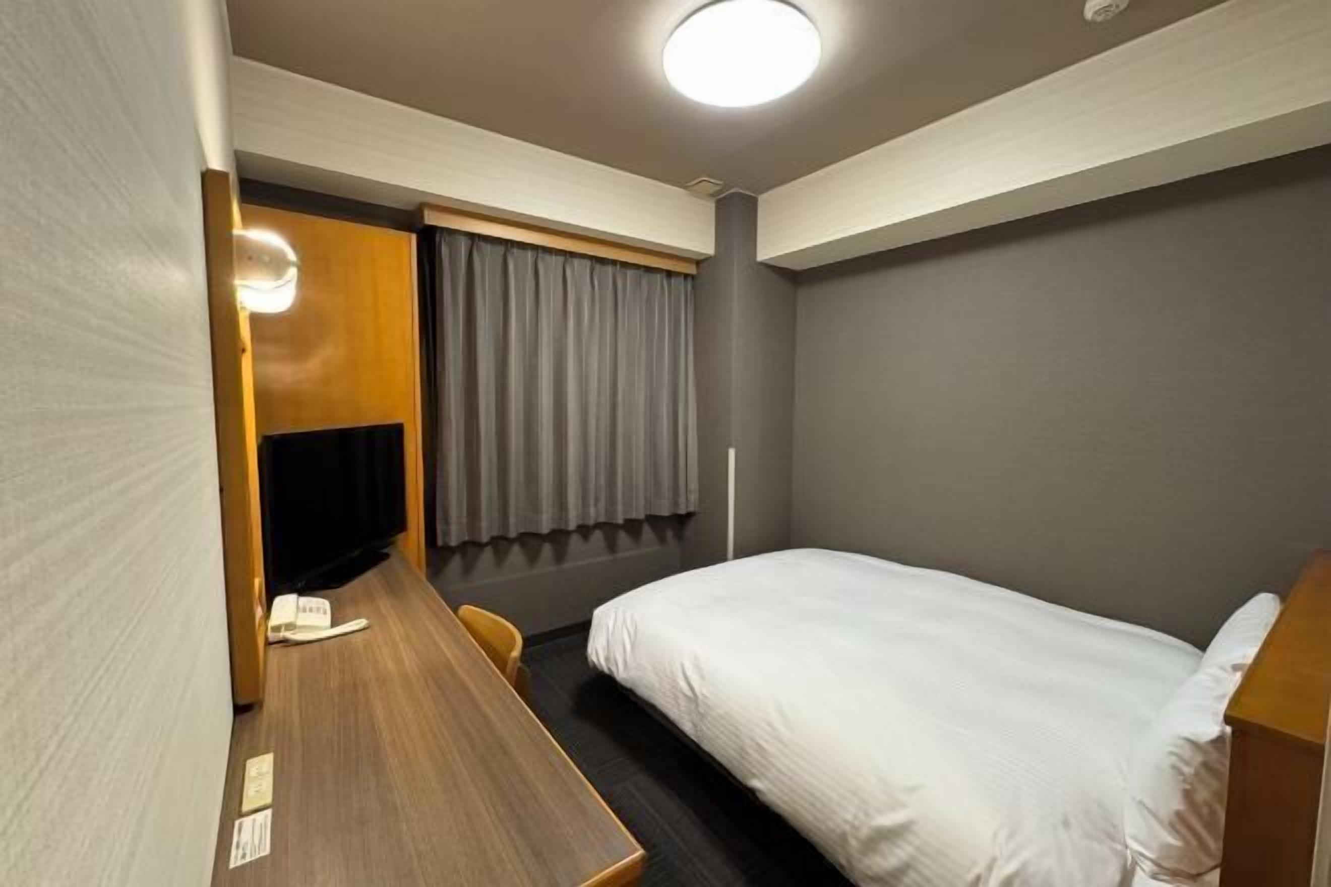 Skrivebord, wi-fi (inkludert) og sengetøy