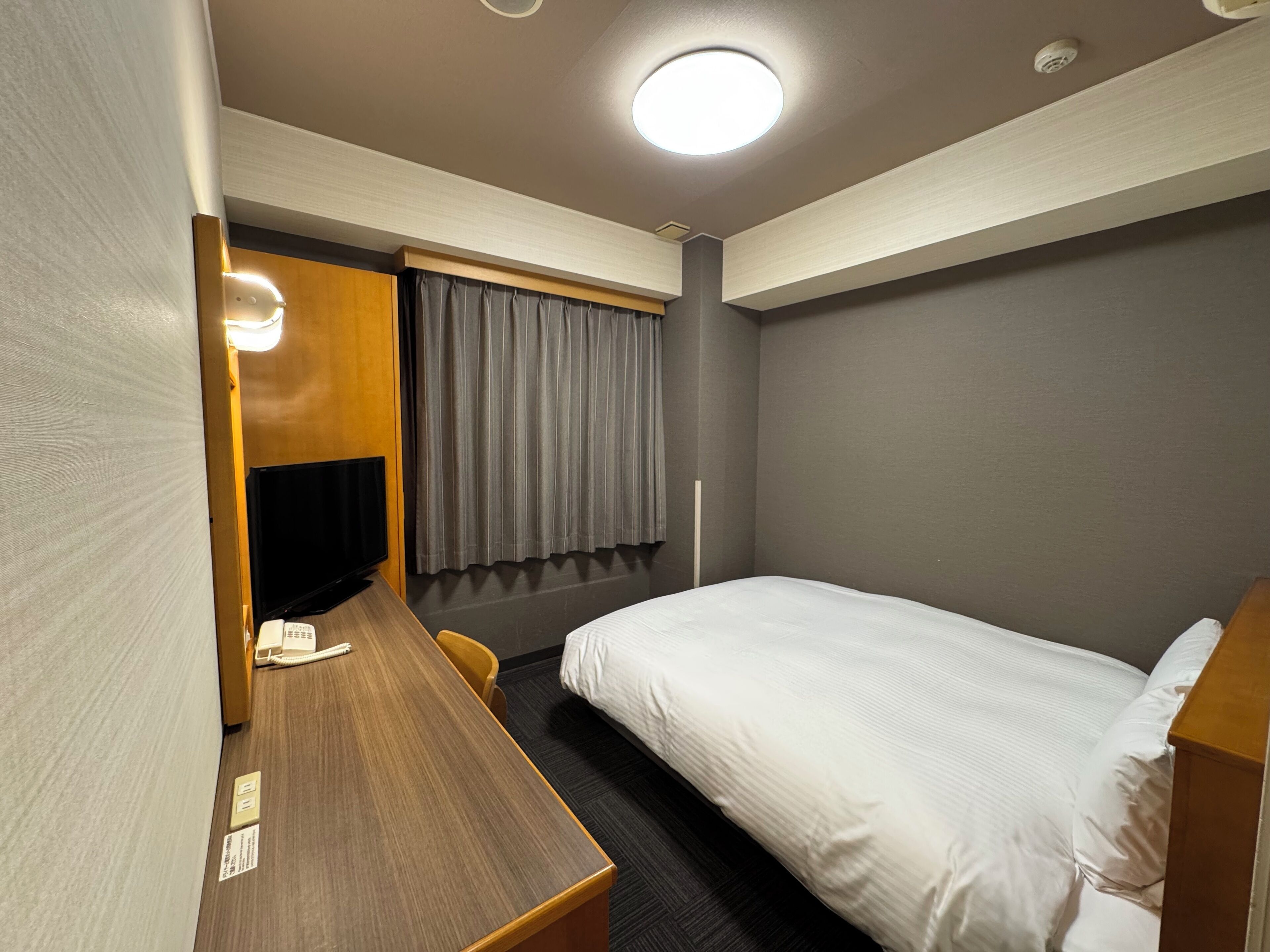 Meja, Wi-fi percuma, cadar katil 