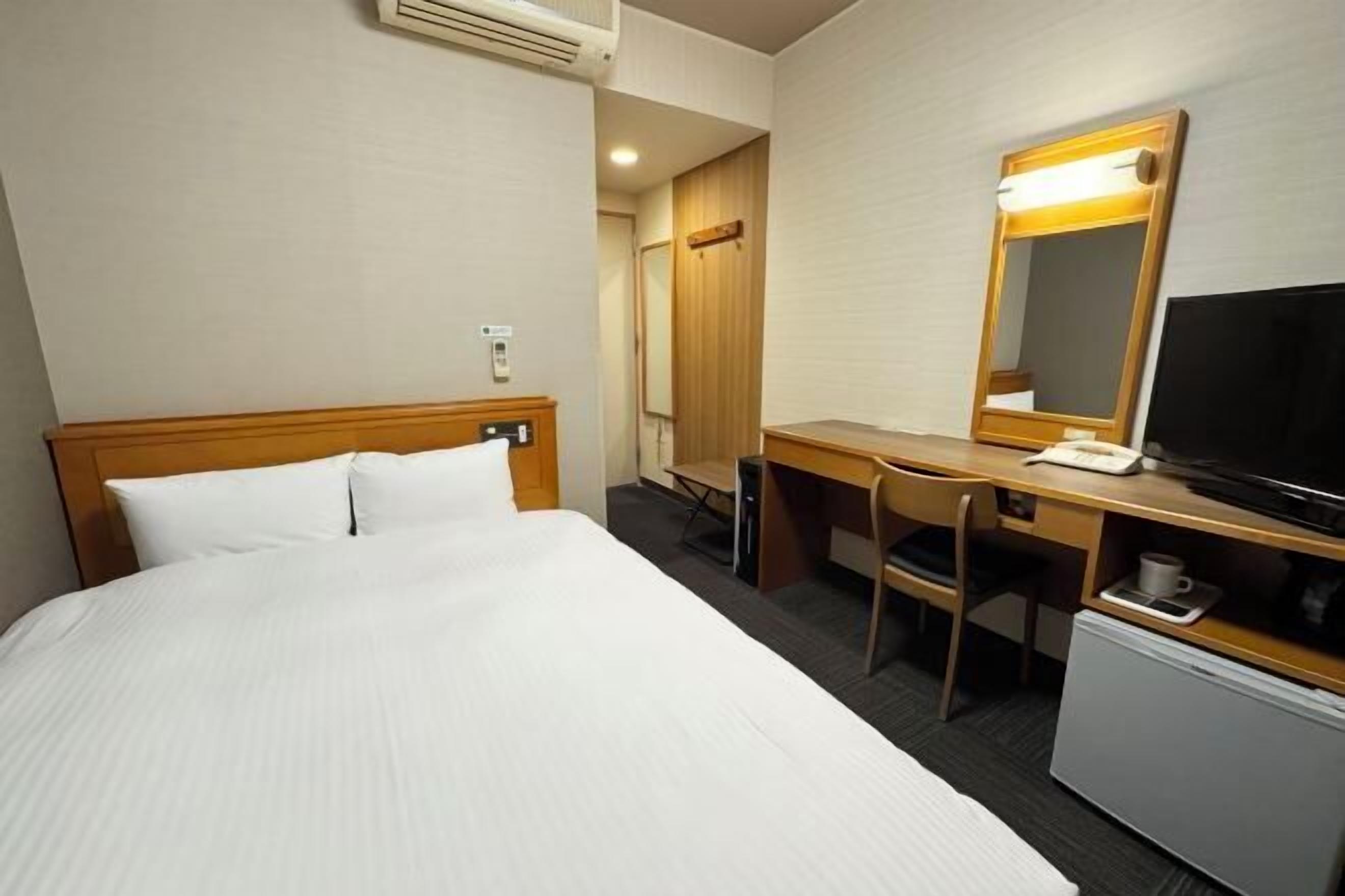 Skrivebord, wi-fi (inkludert) og sengetøy