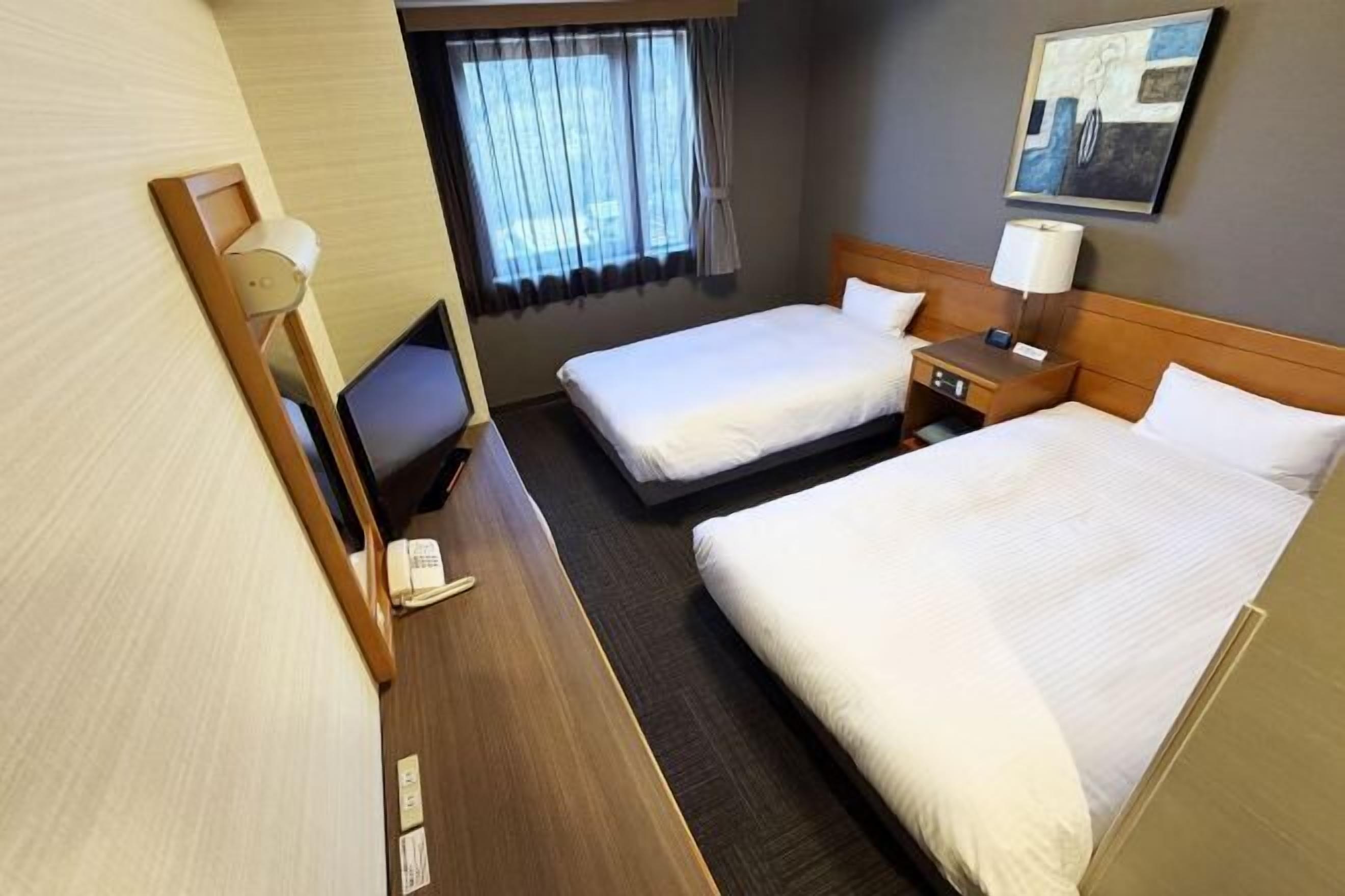 Skrivebord, wi-fi (inkludert) og sengetøy