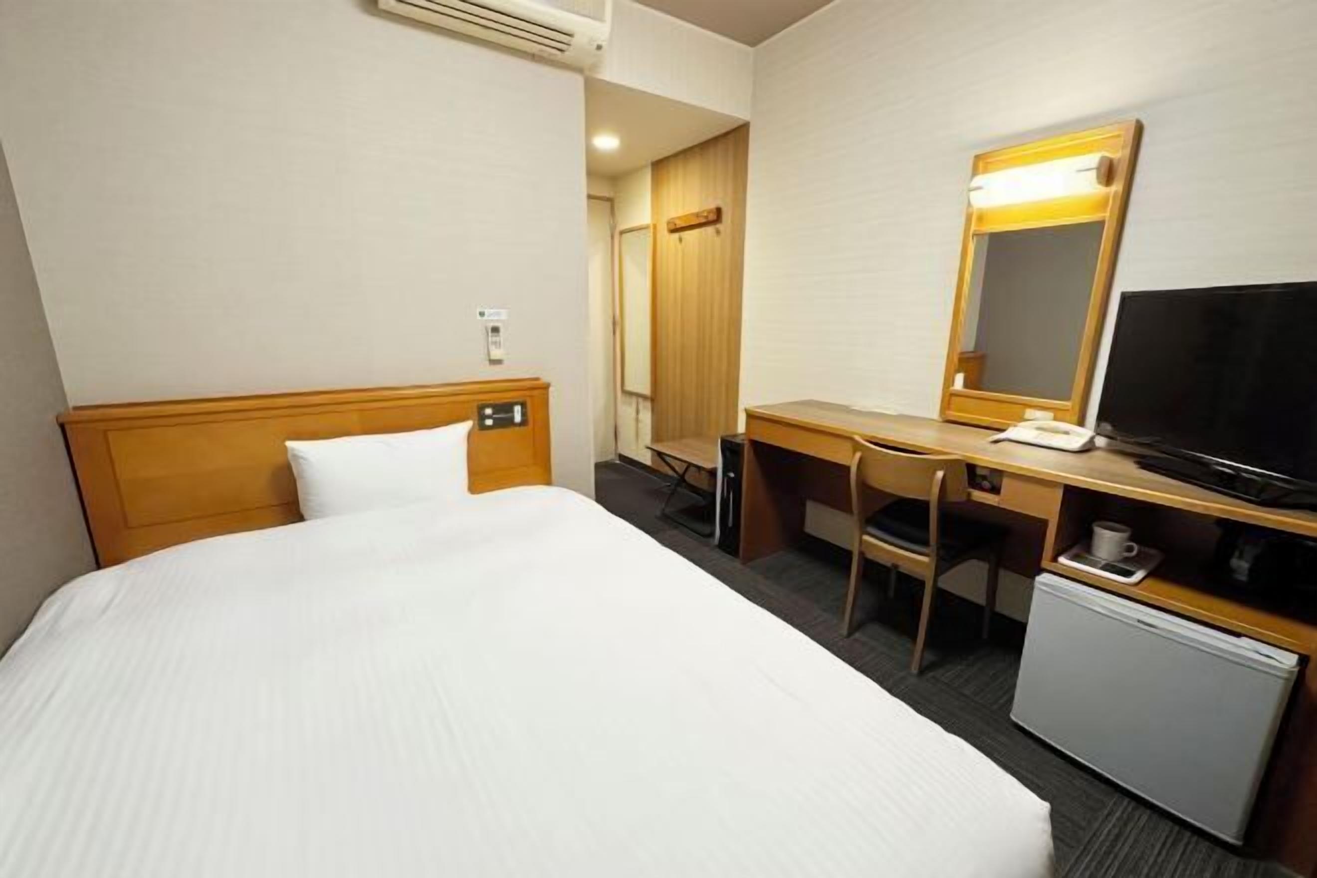 Skrivebord, wi-fi (inkludert) og sengetøy