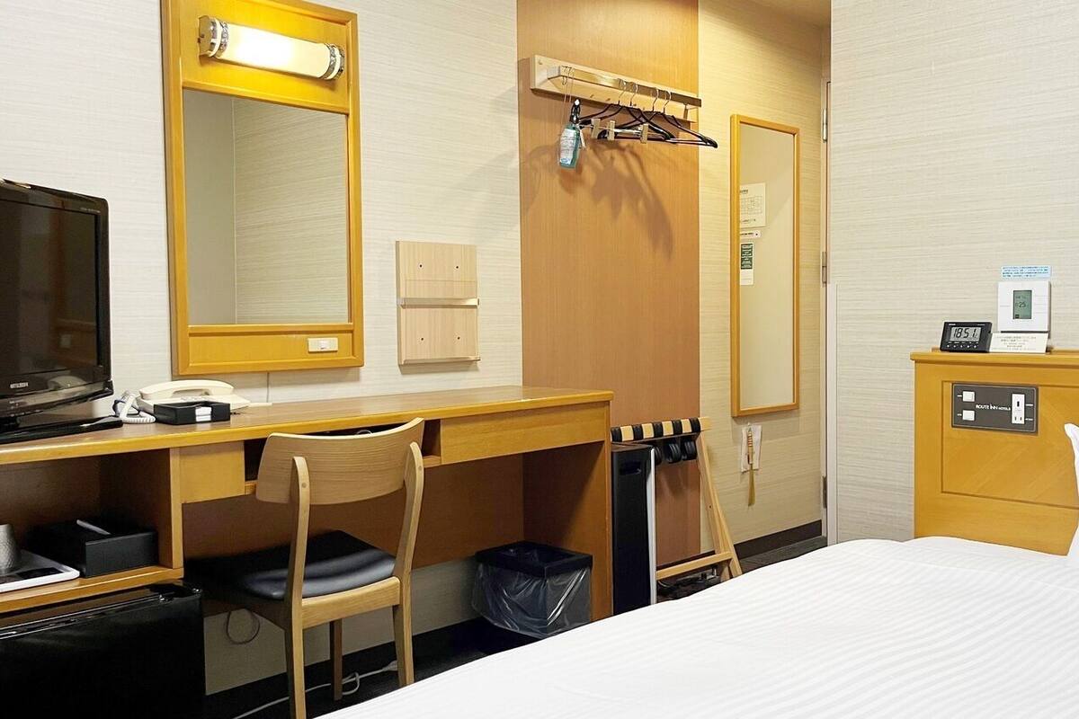 مكتب وواي فاي مجانًا وملاءات أسرّة