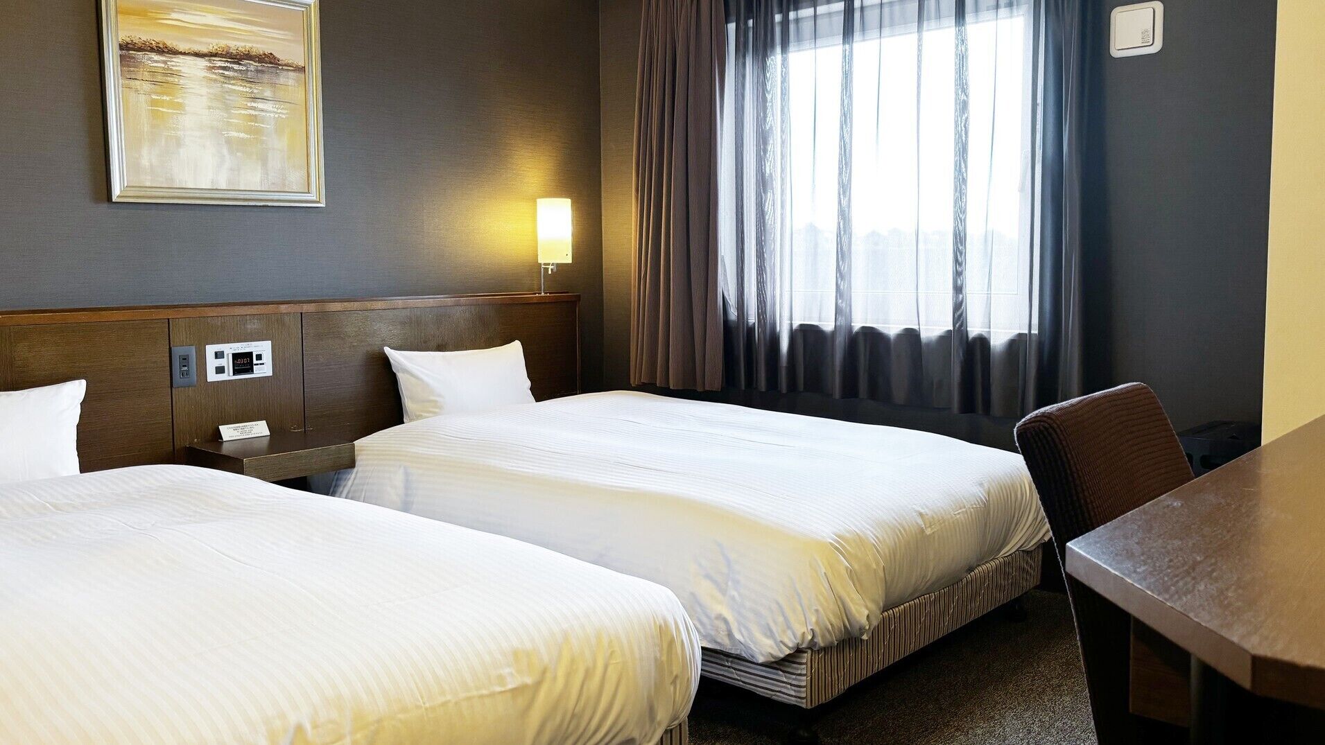 Escritorio, wifi gratis y ropa de cama 