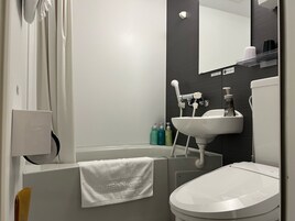 Ducha y bañera combinadas y artículos de higiene personal gratuitos