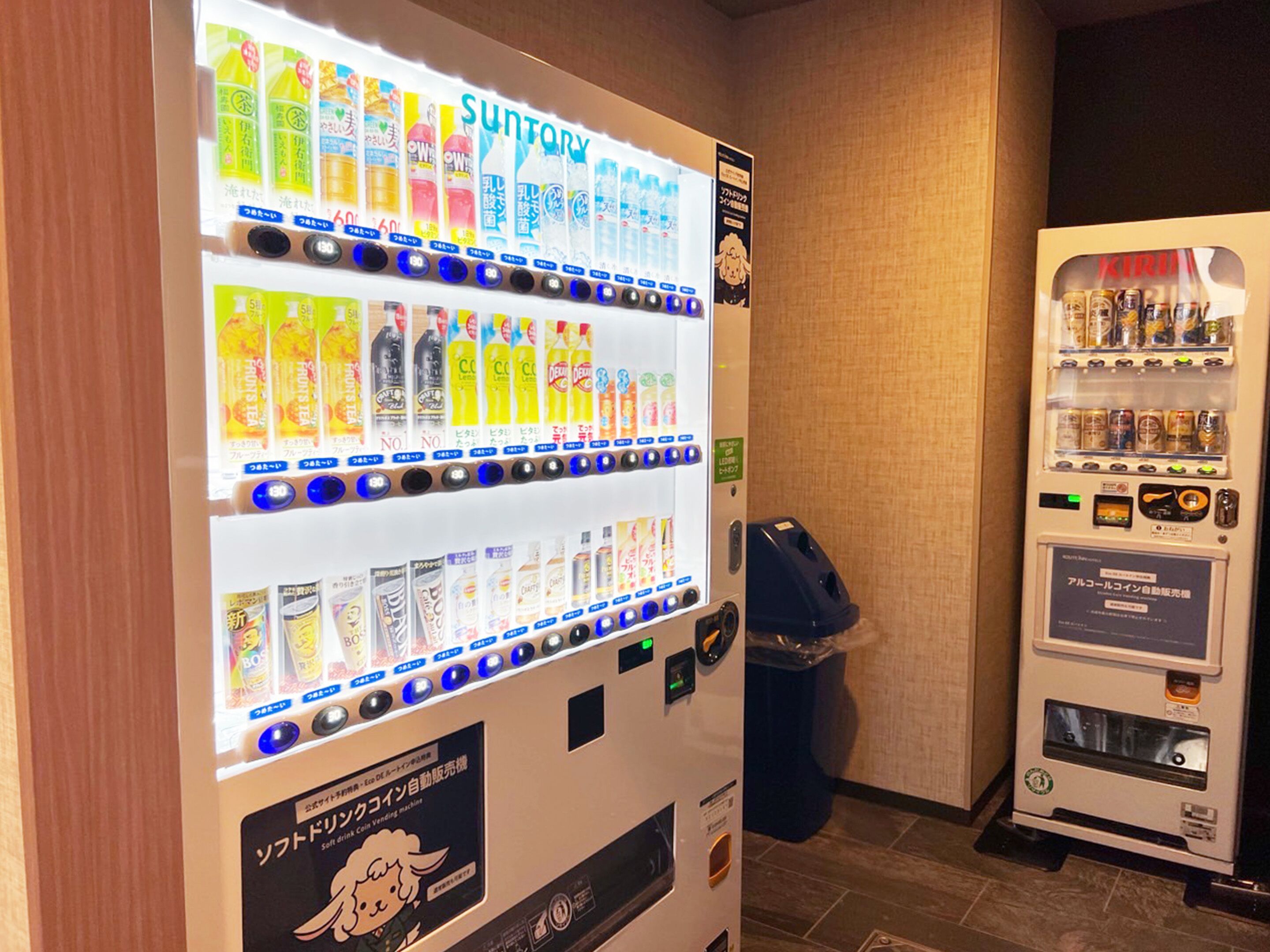 A vending machine with various drinks and snacks, including a section labeled 'SUNTARY'.