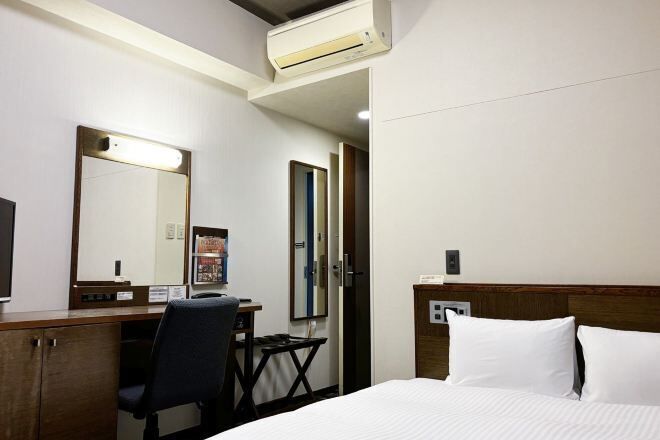 Meja kerja, Wi-Fi gratis, dan seprai linen