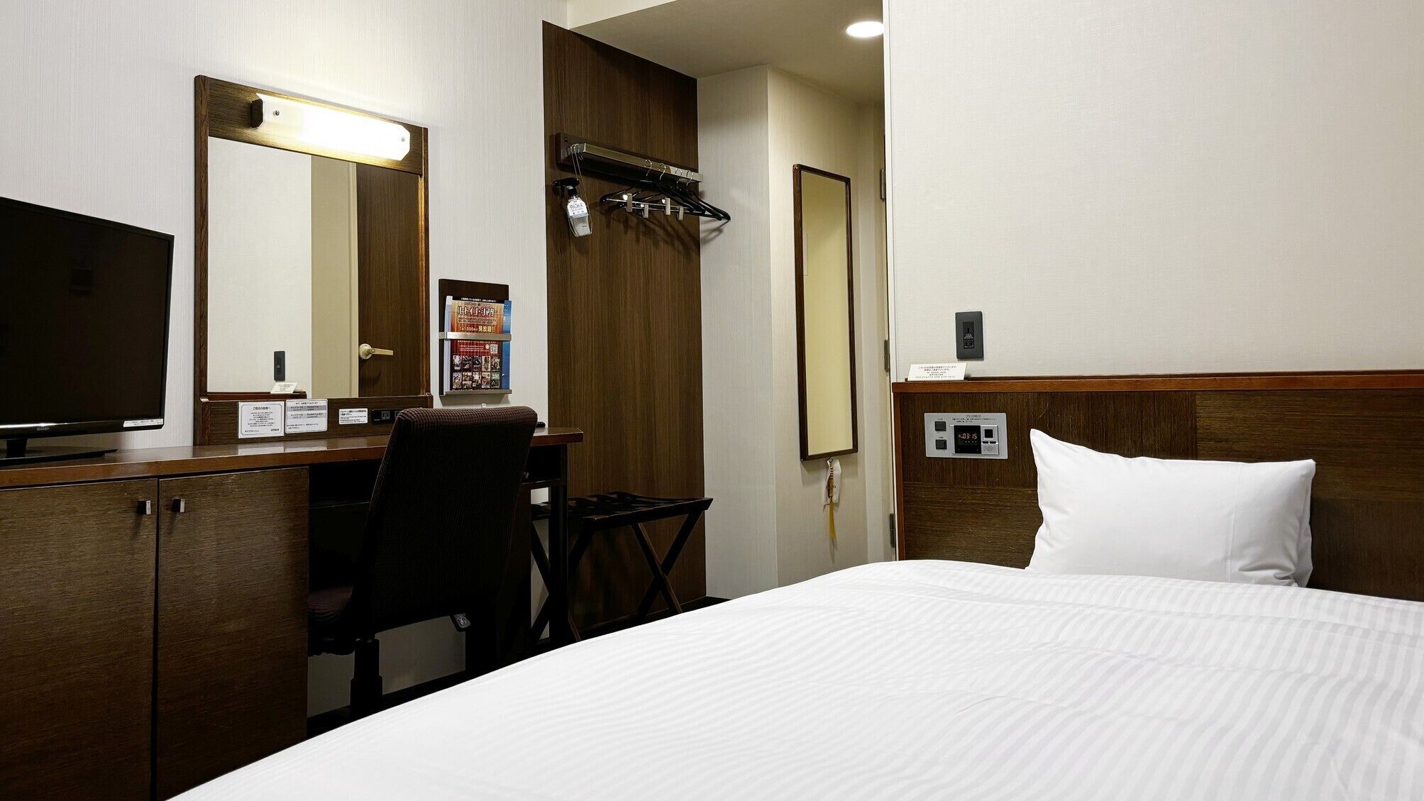 Escritorio, wifi gratis y ropa de cama 