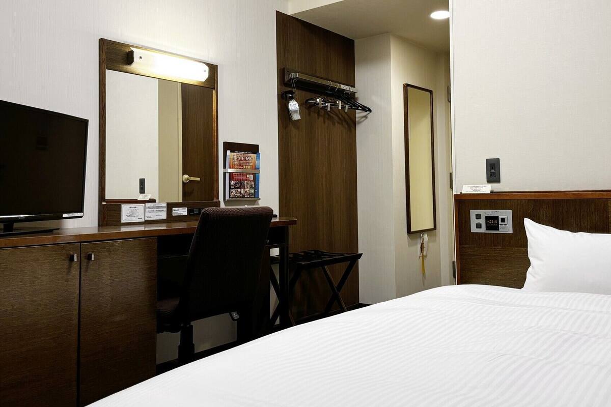 Desk, WiFi (free), bed sheets