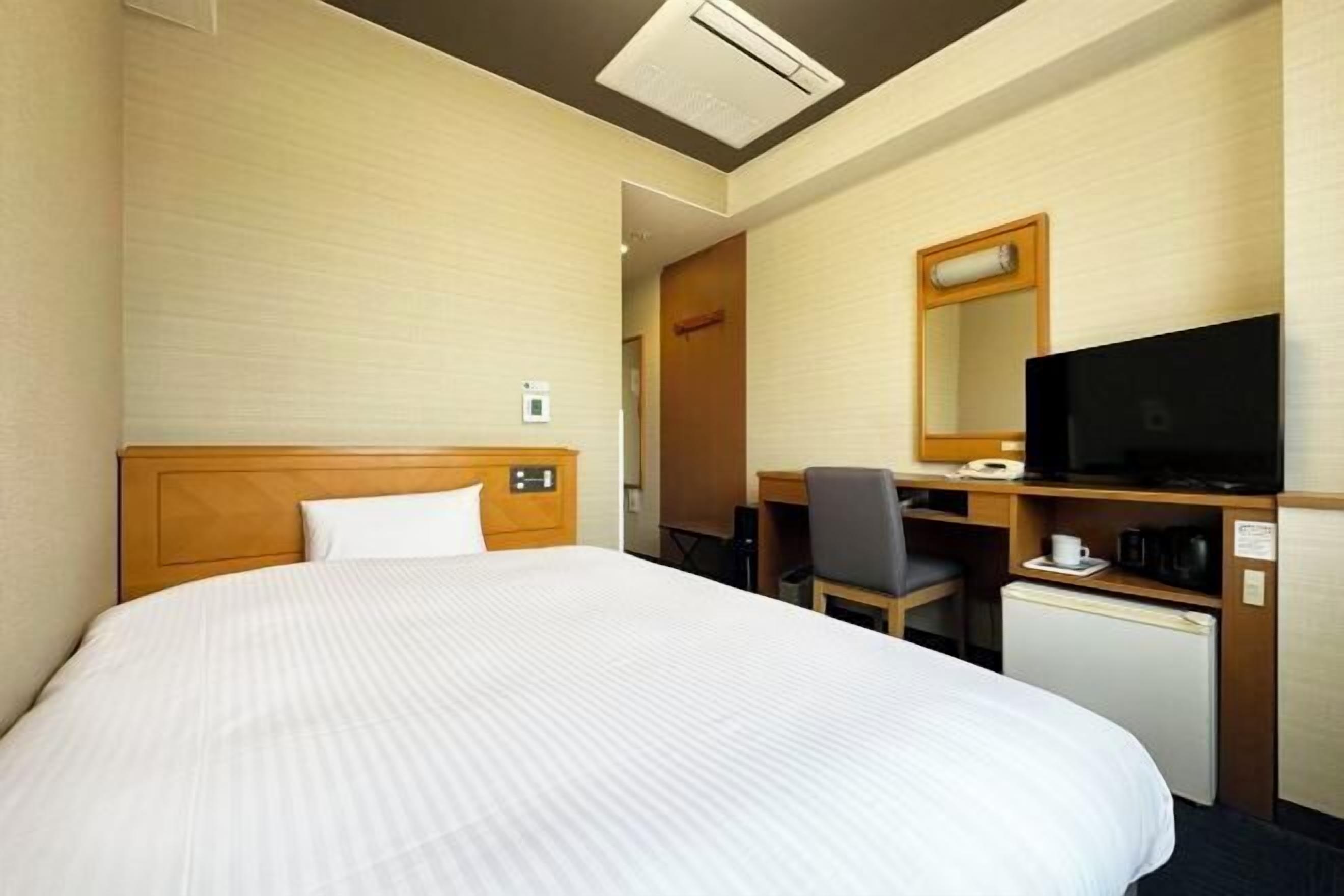 Escritorio, wifi gratis, ropa de cama