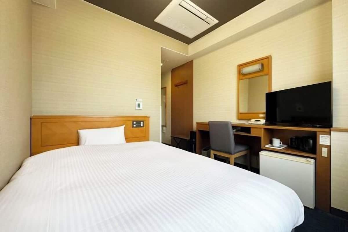 Escritorio, wifi gratis y ropa de cama