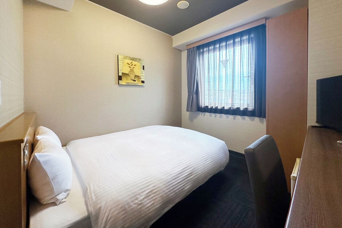 Een bureau, gratis wifi, beddengoed