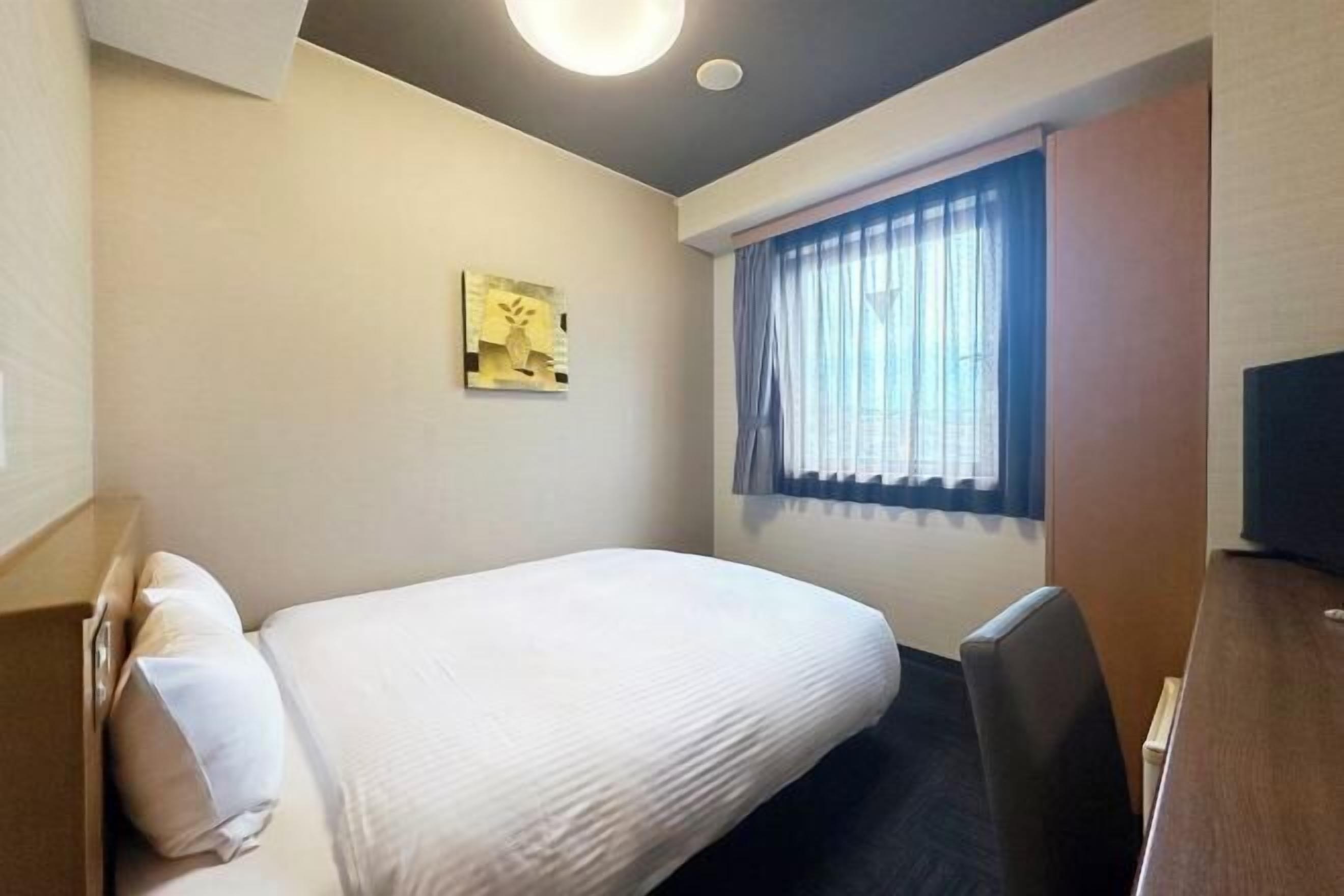 Escritorio, wifi gratis, ropa de cama