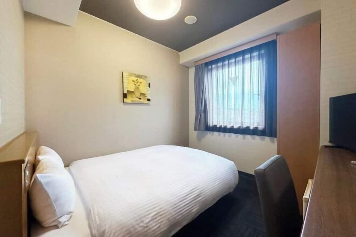 Escritorio, wifi gratis y ropa de cama
