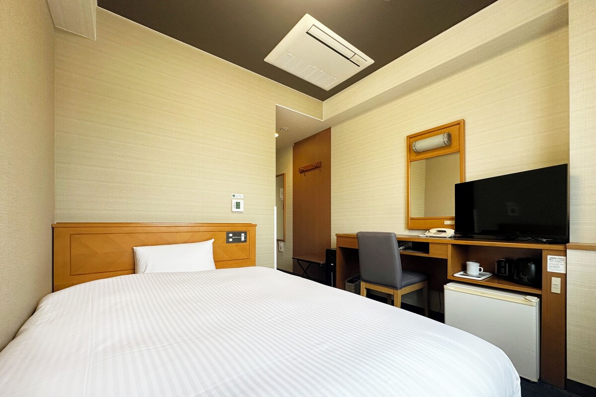 Een bureau, gratis wifi, beddengoed