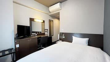 Een bureau, gratis wifi, beddengoed