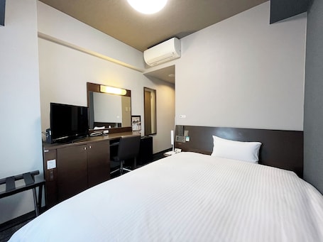 Desk, free WiFi, bed sheets. Hotel Route Inn Toki
