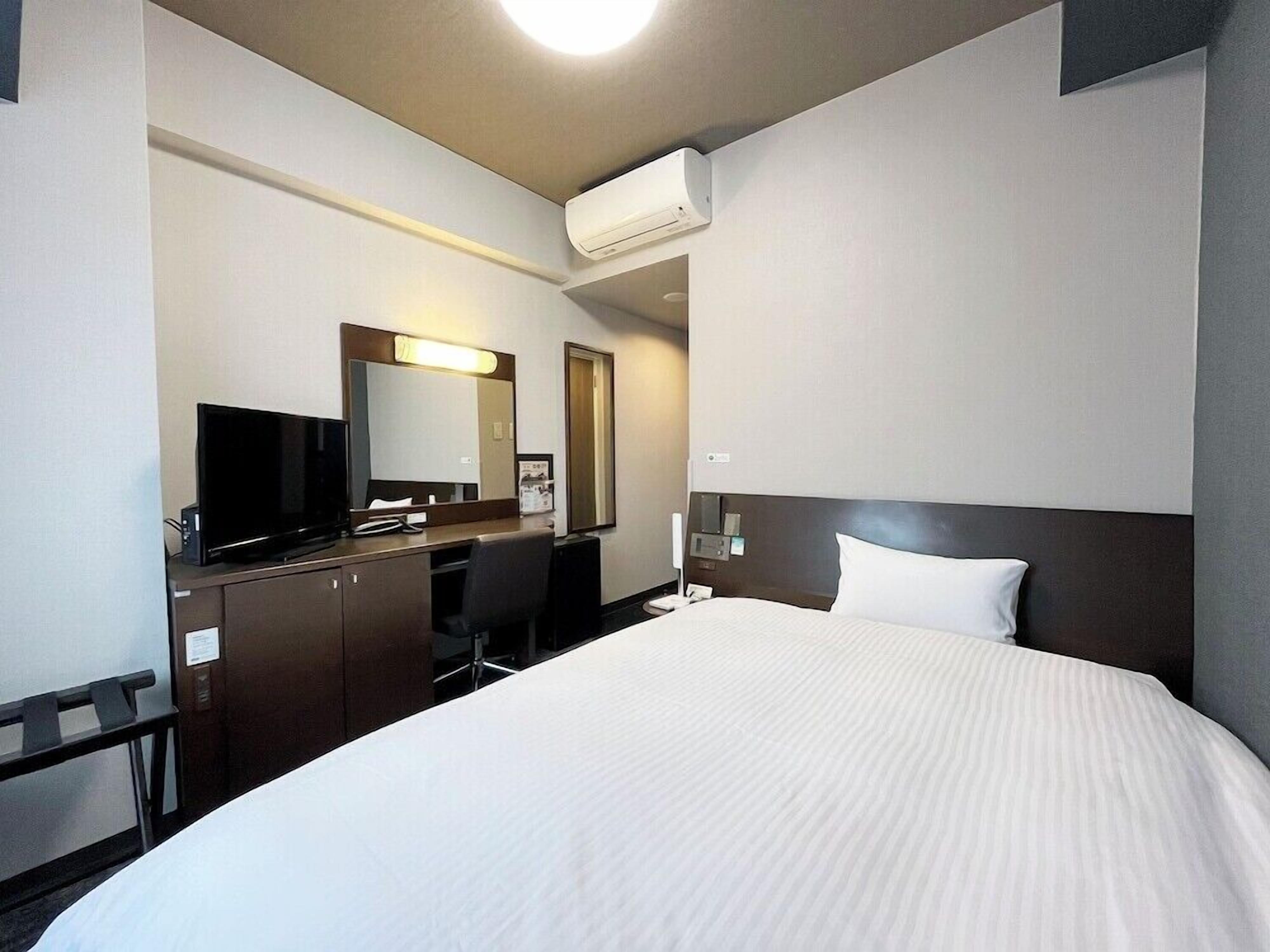Escritorio, wifi gratis y ropa de cama 