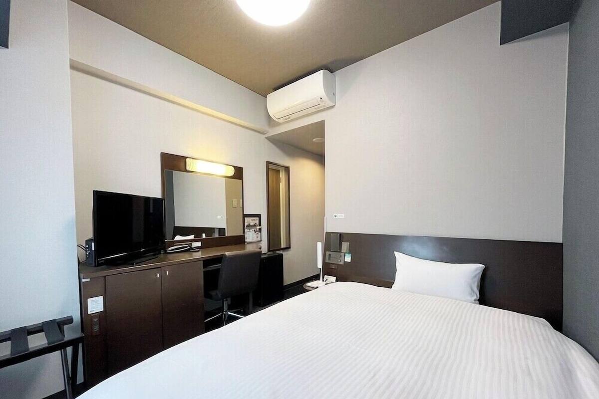 Escritorio, wifi gratis y ropa de cama