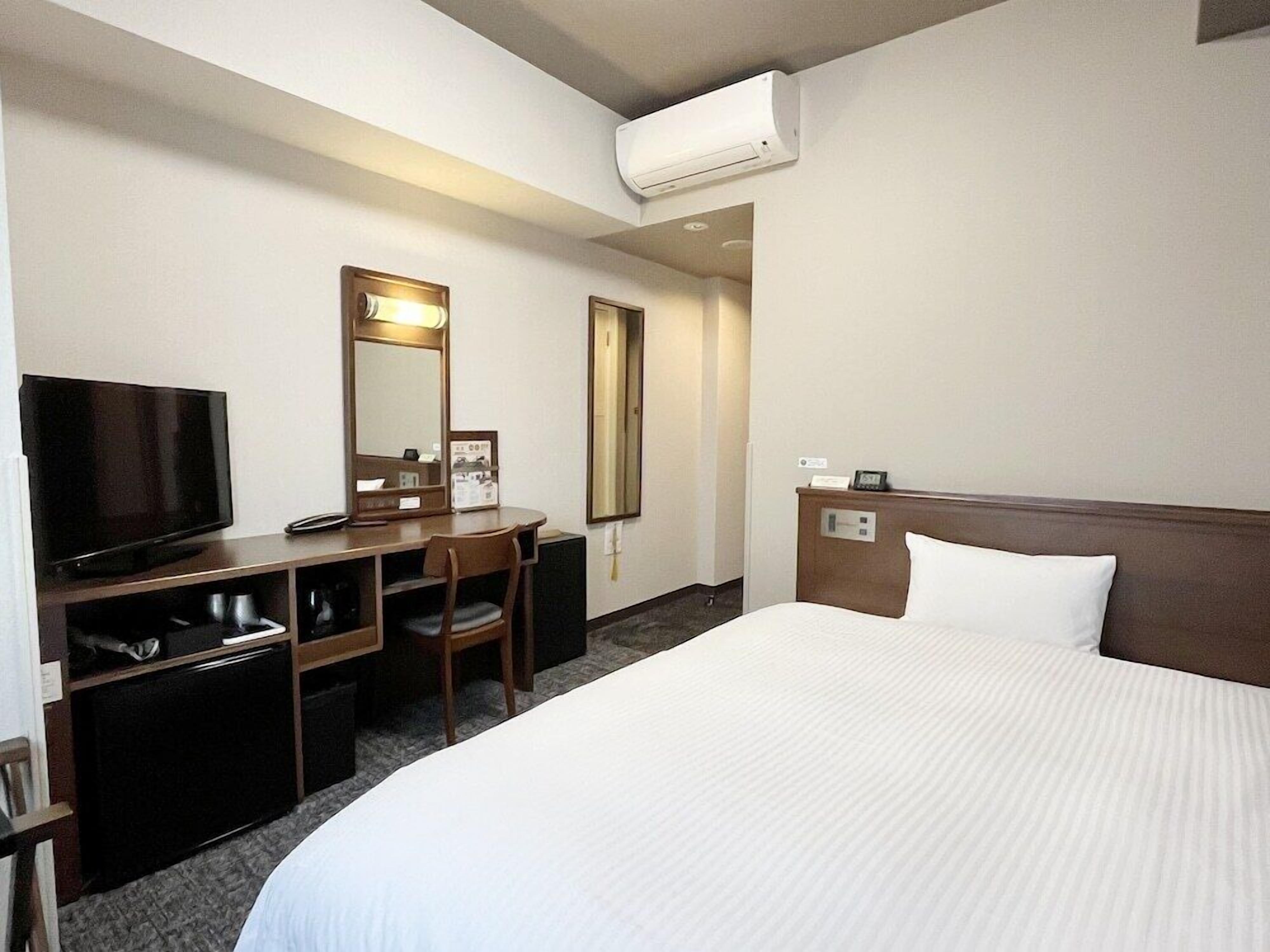 Escritorio, wifi gratis, ropa de cama