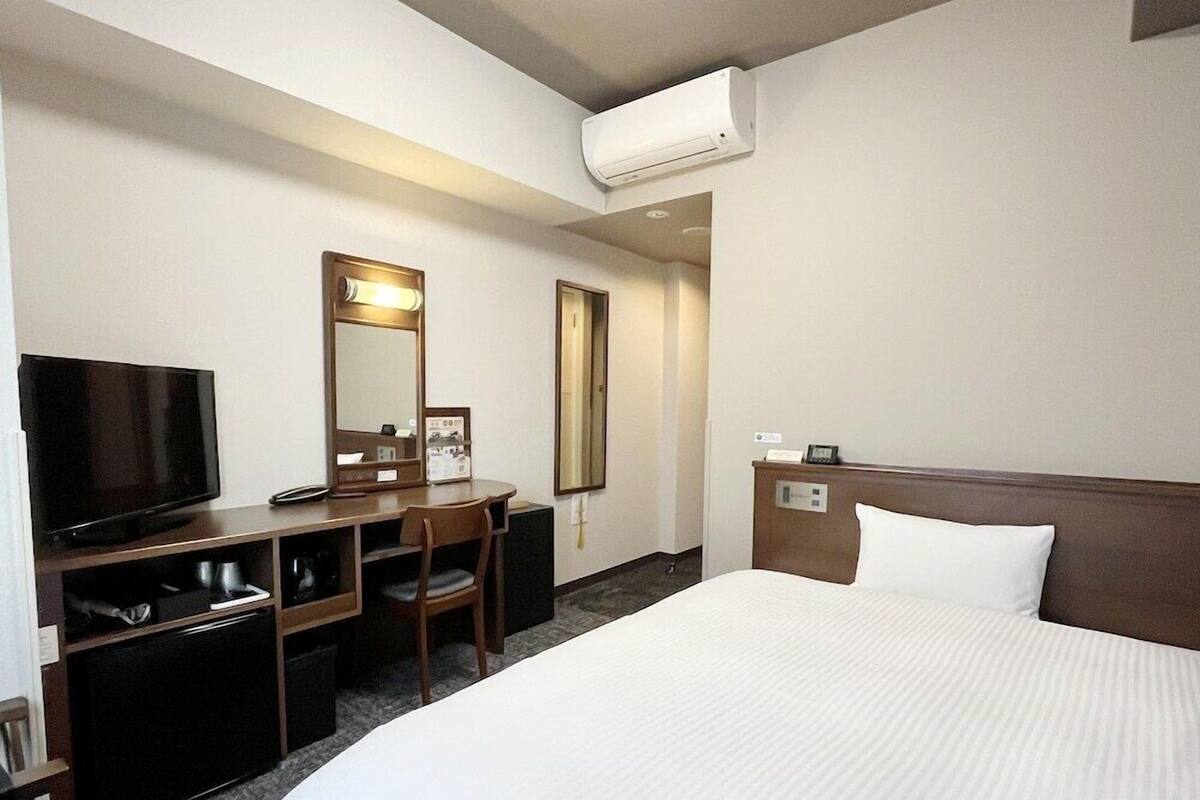Escritorio, wifi gratis y ropa de cama