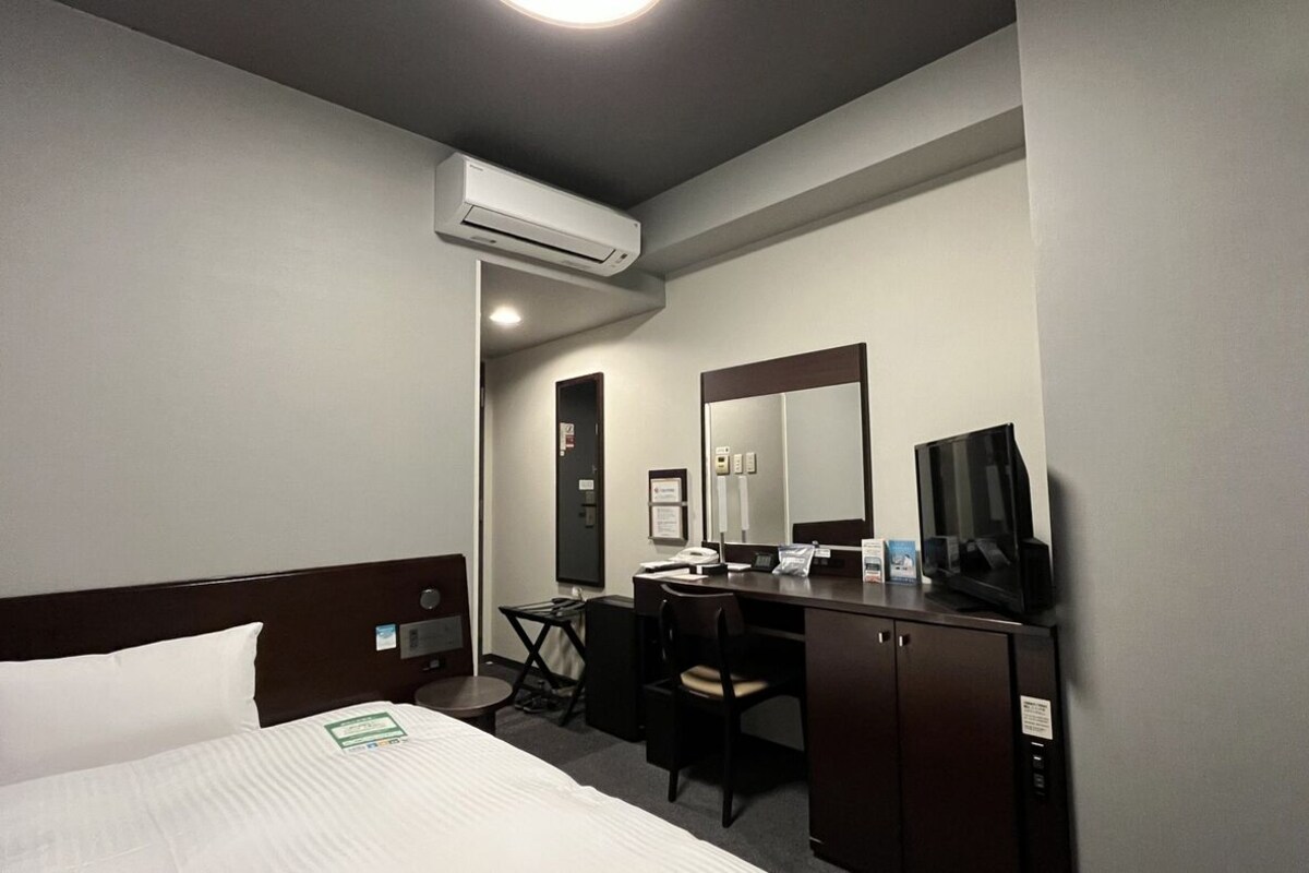 Desk, WiFi (free), bed sheets