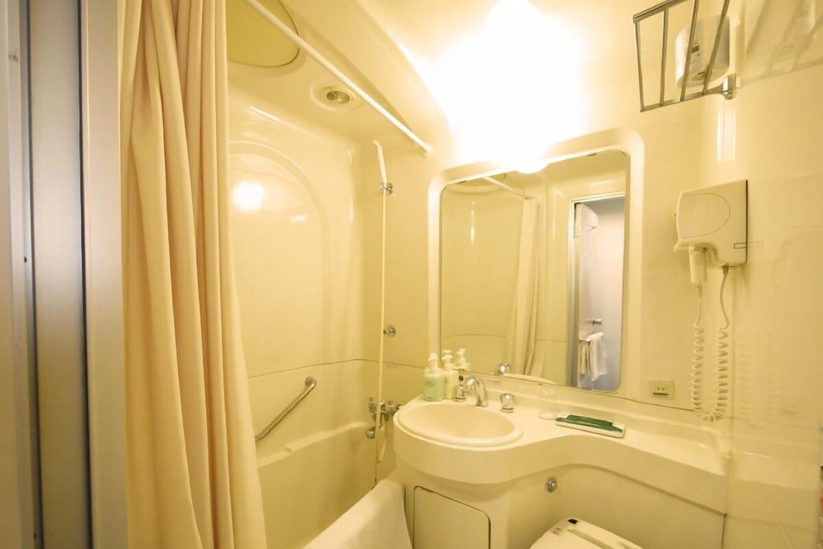 Bathroom | Combined shower/bathtub, free toiletries, hair dryer, slippers