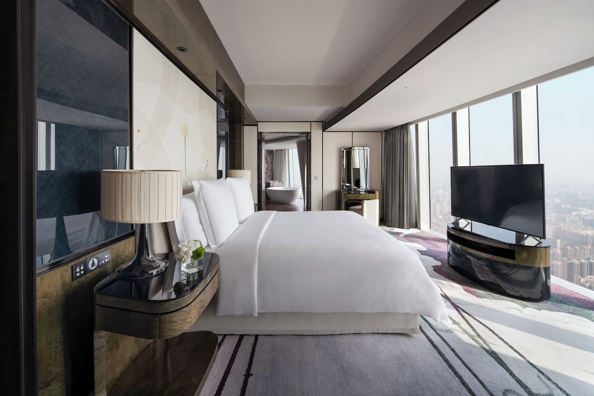 Sengetøy av topp kvalitet, dundyner, minibar og safe på rommet